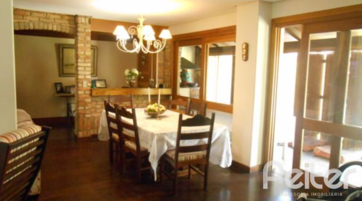 Casa à venda com 390m², 4 dormitórios, 1 suíte, 3 vagas, no bairro Vila Assunção em Porto Alegre