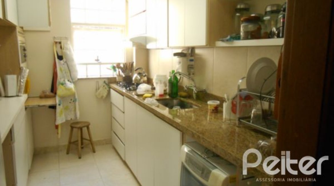 Casa à venda com 390m², 4 dormitórios, 1 suíte, 3 vagas, no bairro Vila Assunção em Porto Alegre