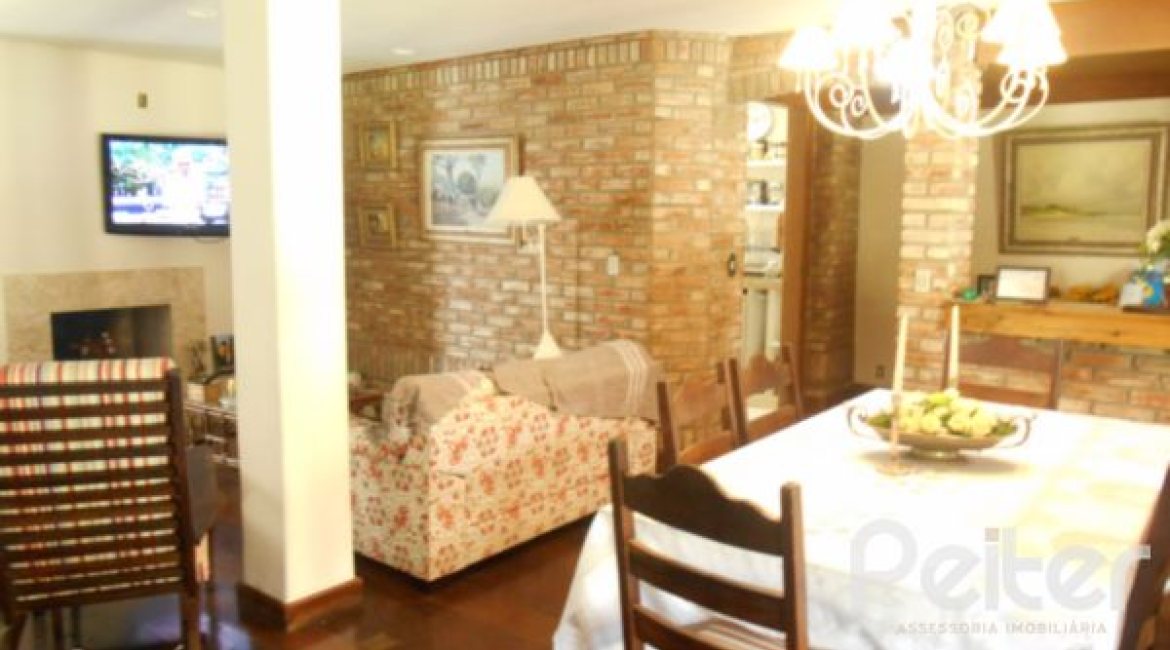 Casa à venda com 390m², 4 dormitórios, 1 suíte, 3 vagas, no bairro Vila Assunção em Porto Alegre