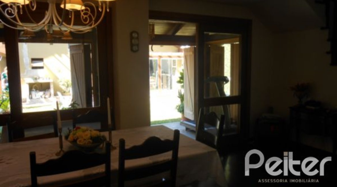 Casa à venda com 390m², 4 dormitórios, 1 suíte, 3 vagas, no bairro Vila Assunção em Porto Alegre