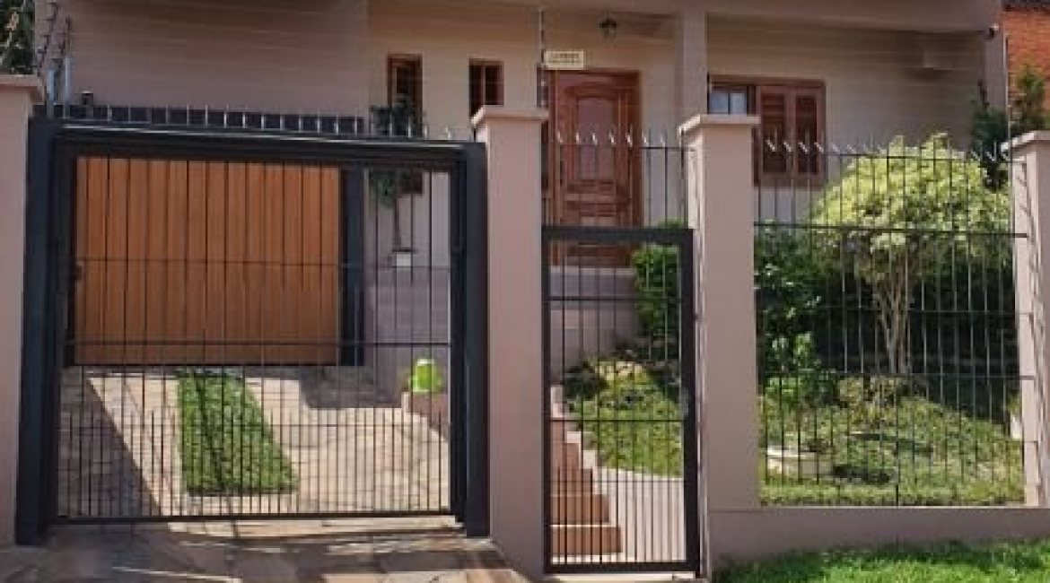 Casa à venda com 192m², 3 dormitórios, 1 suíte, 2 vagas, no bairro Cristal em Porto Alegre
