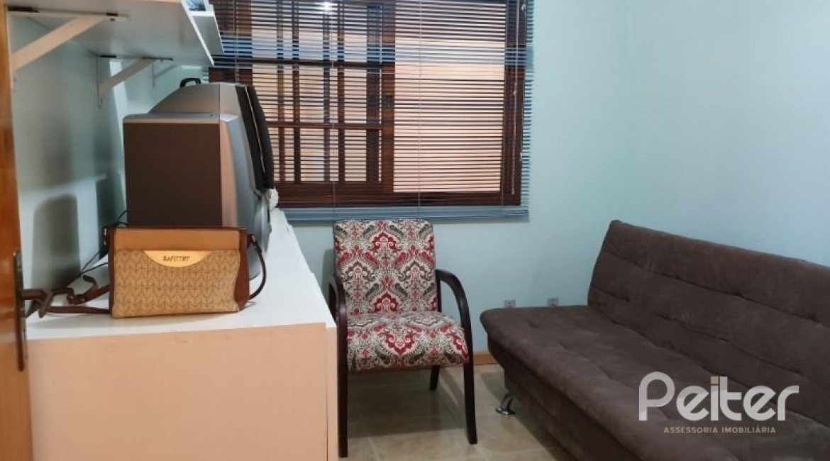 Casa à venda com 192m², 3 dormitórios, 1 suíte, 2 vagas, no bairro Cristal em Porto Alegre