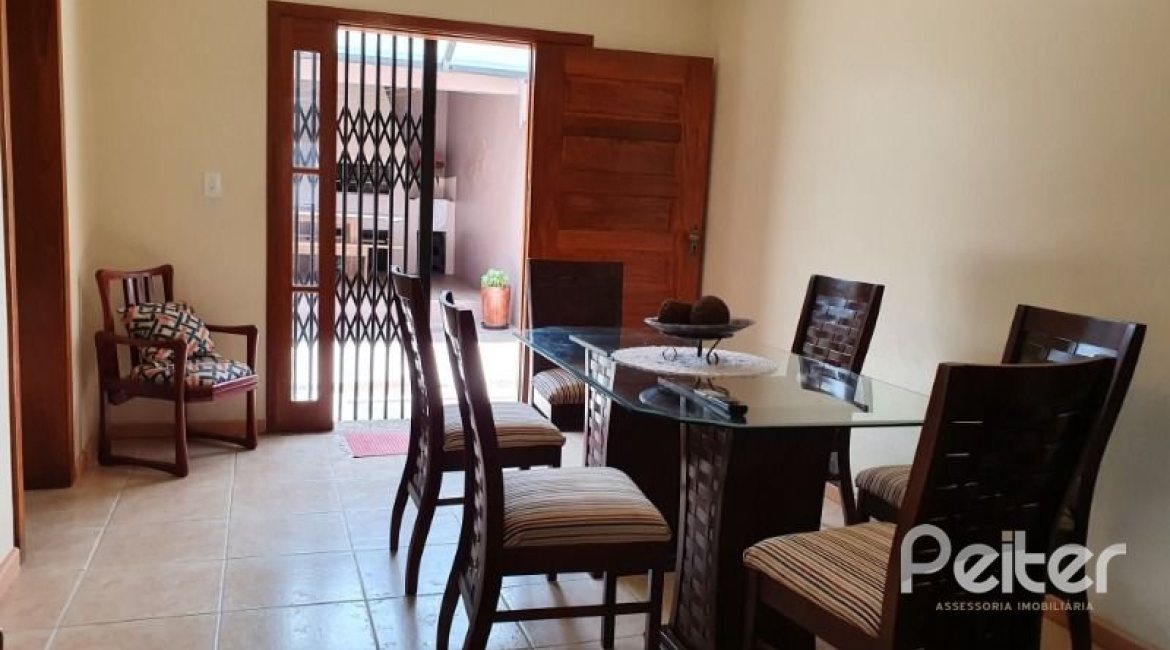 Casa à venda com 192m², 3 dormitórios, 1 suíte, 2 vagas, no bairro Cristal em Porto Alegre