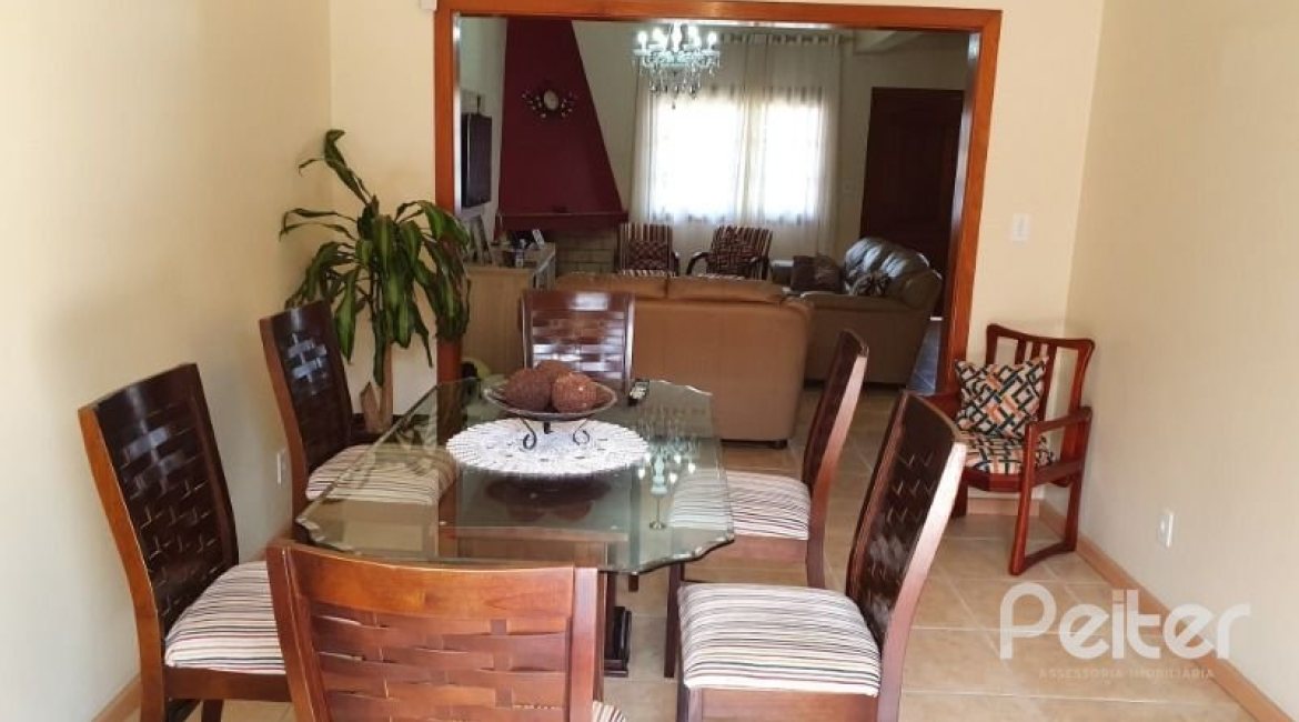 Casa à venda com 192m², 3 dormitórios, 1 suíte, 2 vagas, no bairro Cristal em Porto Alegre