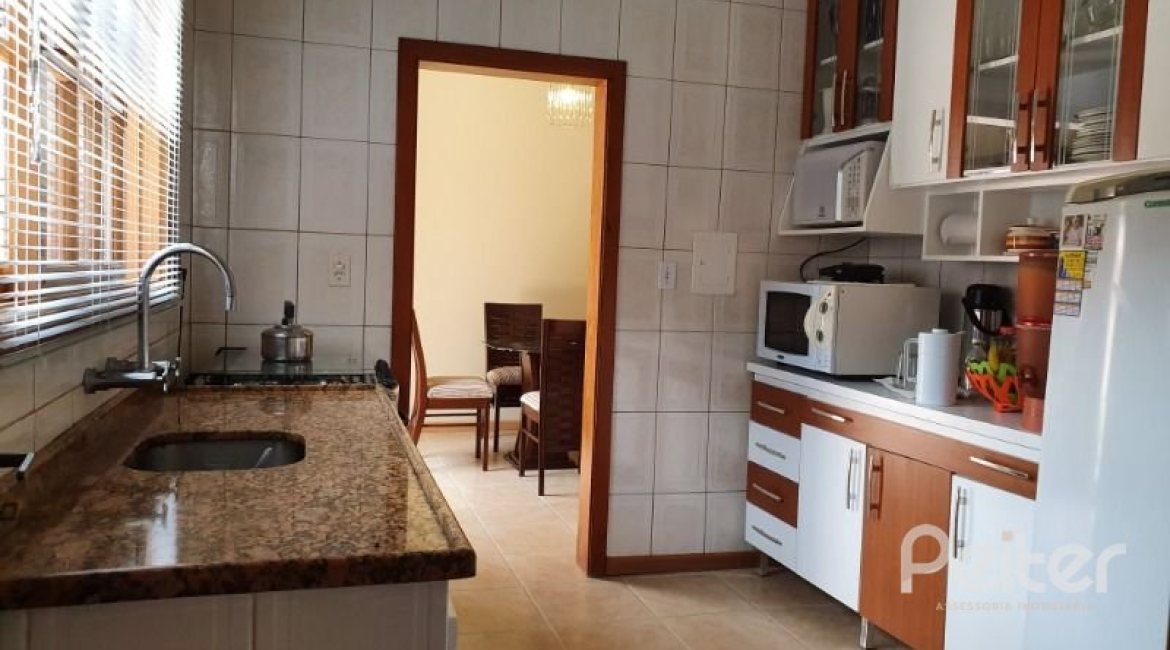 Casa à venda com 192m², 3 dormitórios, 1 suíte, 2 vagas, no bairro Cristal em Porto Alegre