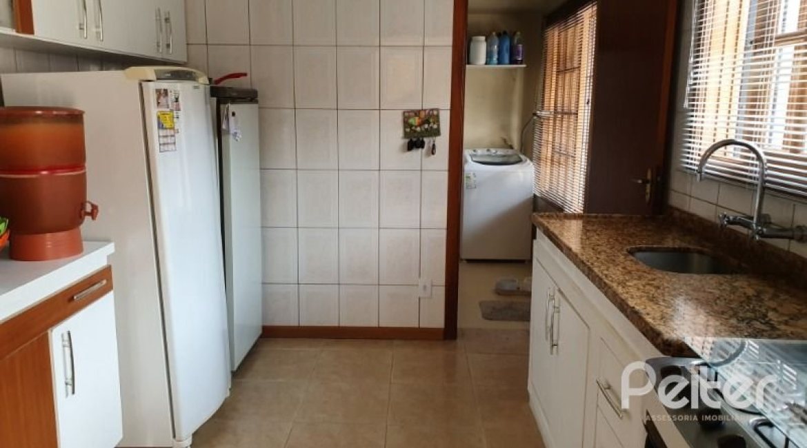 Casa à venda com 192m², 3 dormitórios, 1 suíte, 2 vagas, no bairro Cristal em Porto Alegre