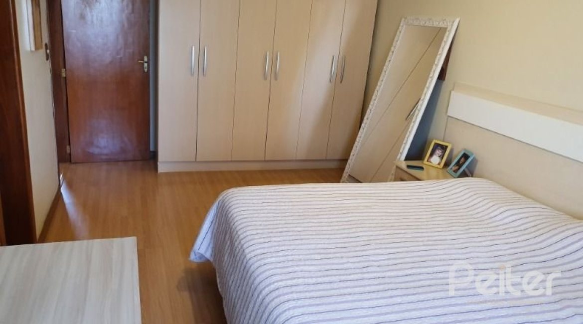 Casa à venda com 192m², 3 dormitórios, 1 suíte, 2 vagas, no bairro Cristal em Porto Alegre