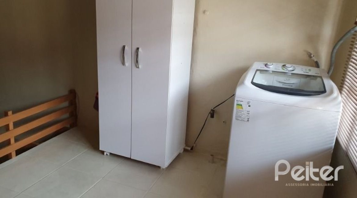 Casa à venda com 192m², 3 dormitórios, 1 suíte, 2 vagas, no bairro Cristal em Porto Alegre