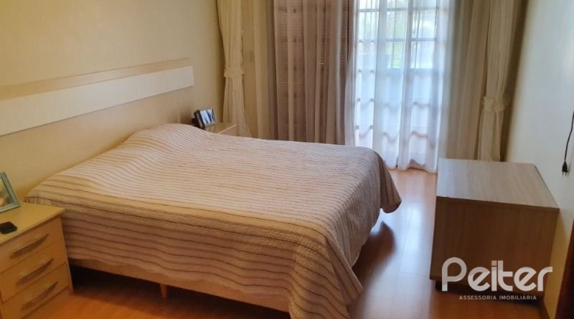 Casa à venda com 192m², 3 dormitórios, 1 suíte, 2 vagas, no bairro Cristal em Porto Alegre