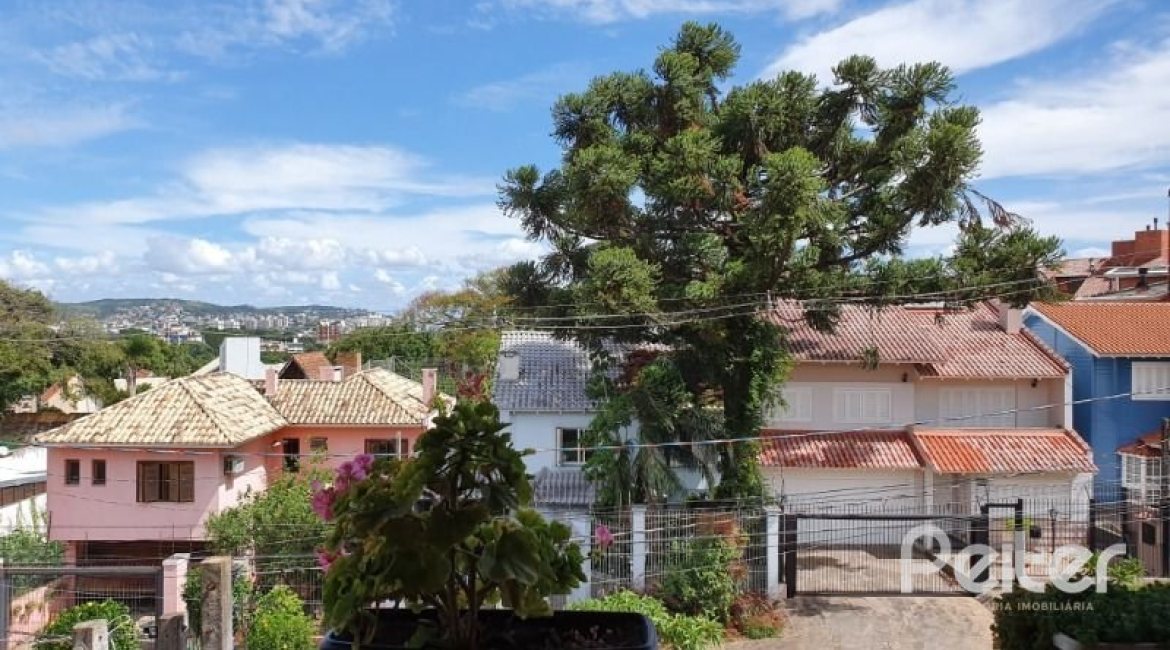 Casa à venda com 192m², 3 dormitórios, 1 suíte, 2 vagas, no bairro Cristal em Porto Alegre