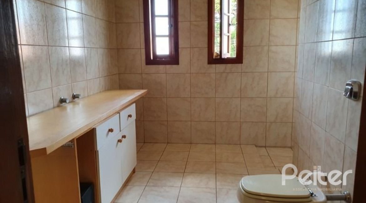 Casa à venda com 192m², 3 dormitórios, 1 suíte, 2 vagas, no bairro Cristal em Porto Alegre