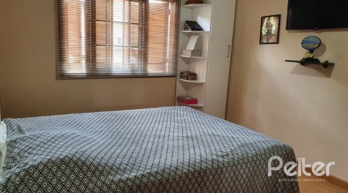 Casa à venda com 192m², 3 dormitórios, 1 suíte, 2 vagas, no bairro Cristal em Porto Alegre