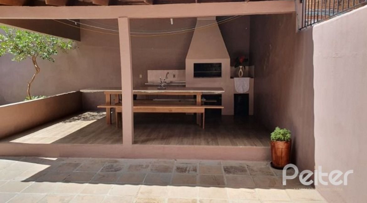 Casa à venda com 192m², 3 dormitórios, 1 suíte, 2 vagas, no bairro Cristal em Porto Alegre