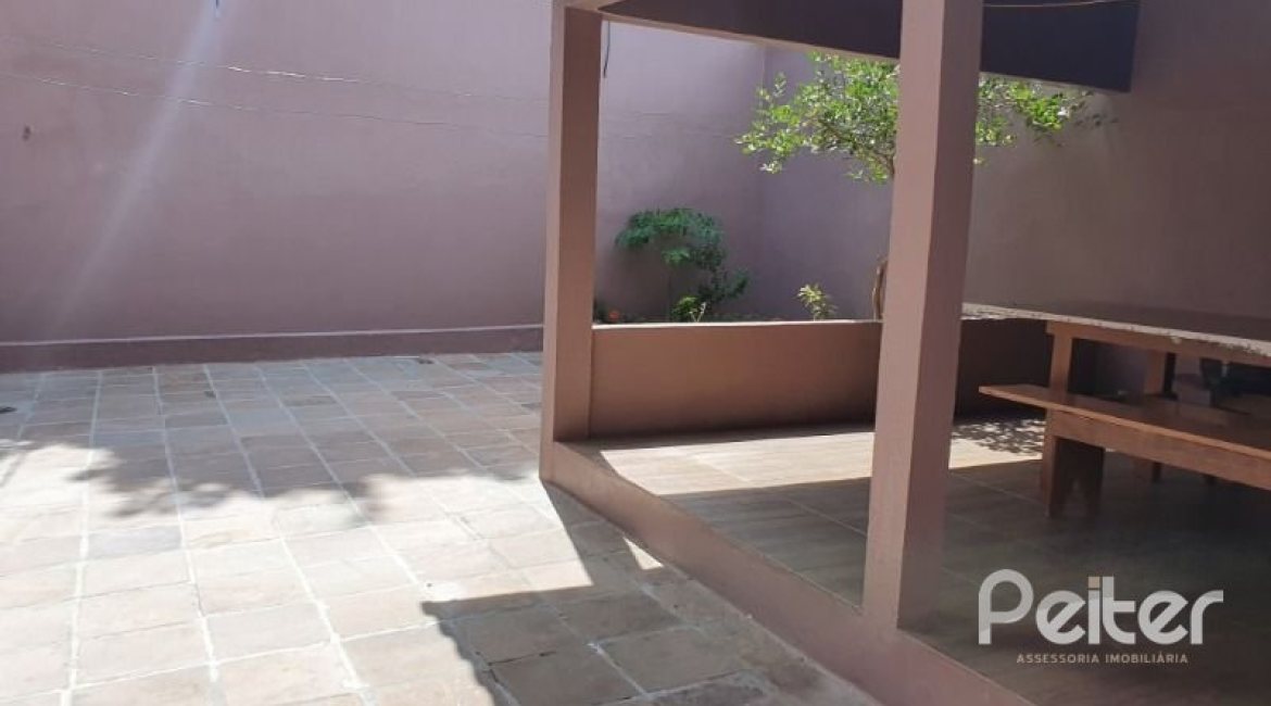 Casa à venda com 192m², 3 dormitórios, 1 suíte, 2 vagas, no bairro Cristal em Porto Alegre