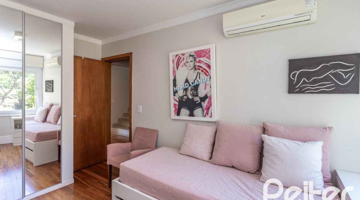 Casa à venda com 258m², 4 dormitórios, 2 suítes, 3 vagas, no bairro Vila Conceição em Porto Alegre