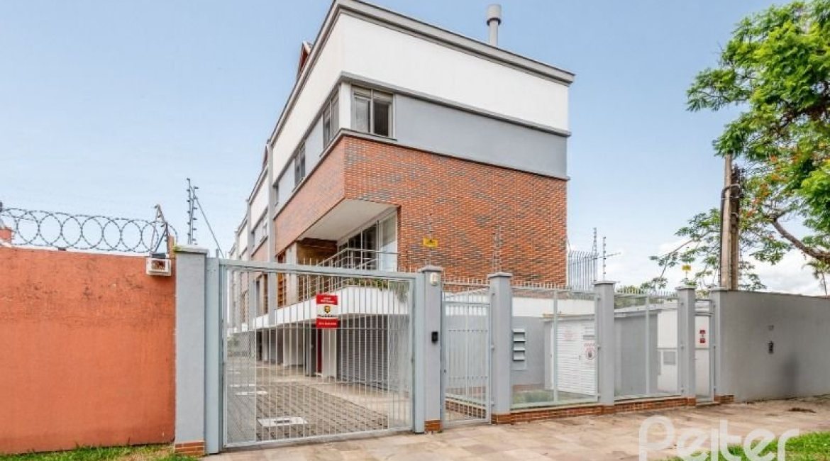 Casa em Condomínio à venda com 233m², 3 dormitórios, 1 suíte, 3 vagas, no bairro Vila Assunção em Porto Alegre