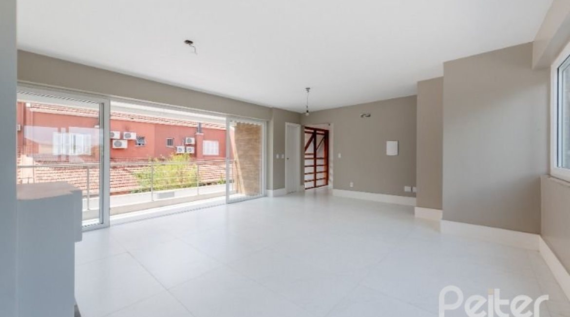 Casa em Condomínio à venda com 233m², 3 dormitórios, 1 suíte, 3 vagas, no bairro Vila Assunção em Porto Alegre