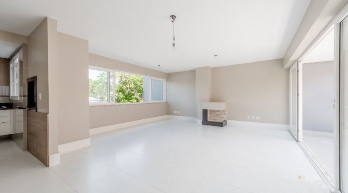 Casa em Condomínio à venda com 233m², 3 dormitórios, 1 suíte, 3 vagas, no bairro Vila Assunção em Porto Alegre