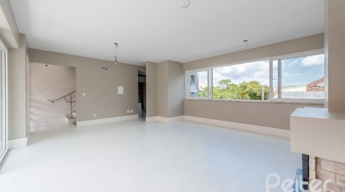 Casa em Condomínio à venda com 233m², 3 dormitórios, 1 suíte, 3 vagas, no bairro Vila Assunção em Porto Alegre