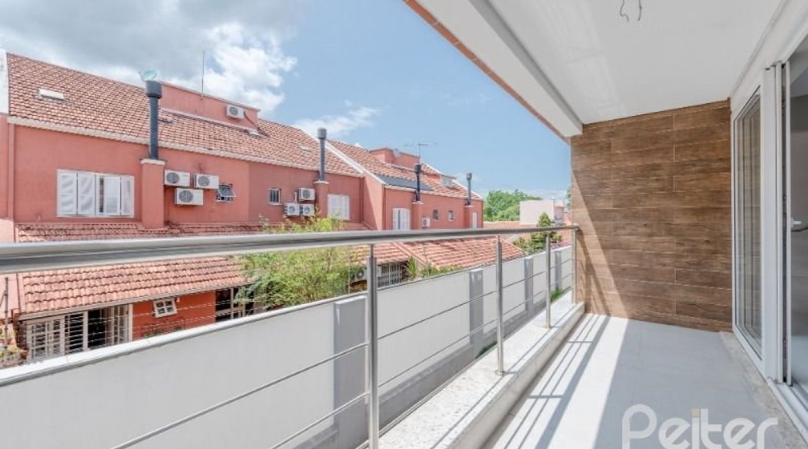 Casa em Condomínio à venda com 233m², 3 dormitórios, 1 suíte, 3 vagas, no bairro Vila Assunção em Porto Alegre