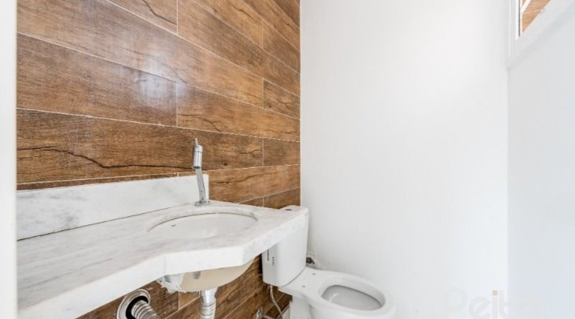 Casa em Condomínio à venda com 233m², 3 dormitórios, 1 suíte, 3 vagas, no bairro Vila Assunção em Porto Alegre