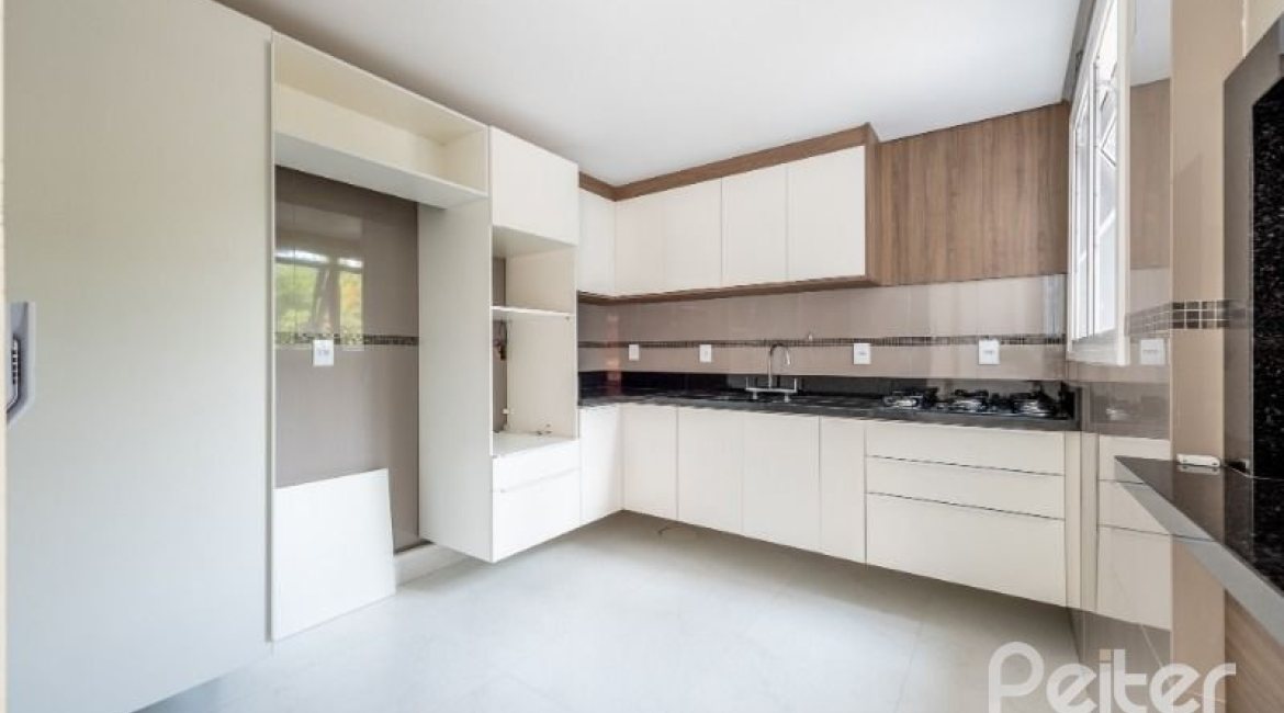 Casa em Condomínio à venda com 233m², 3 dormitórios, 1 suíte, 3 vagas, no bairro Vila Assunção em Porto Alegre