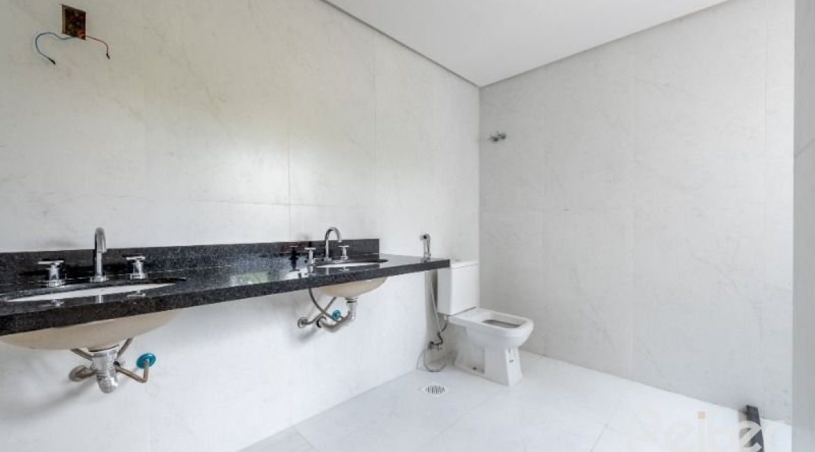 Casa em Condomínio à venda com 233m², 3 dormitórios, 1 suíte, 3 vagas, no bairro Vila Assunção em Porto Alegre