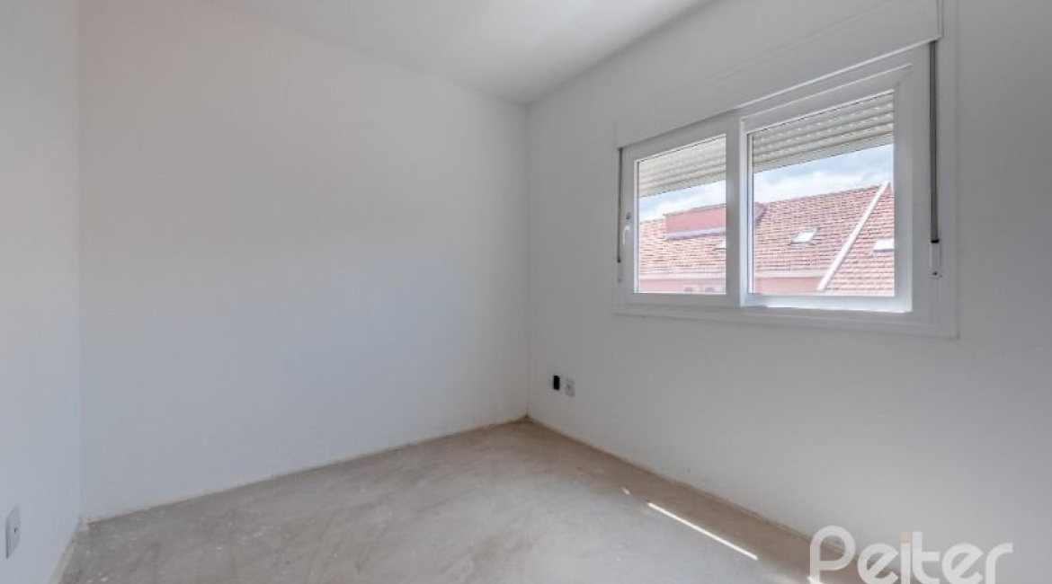 Casa em Condomínio à venda com 233m², 3 dormitórios, 1 suíte, 3 vagas, no bairro Vila Assunção em Porto Alegre