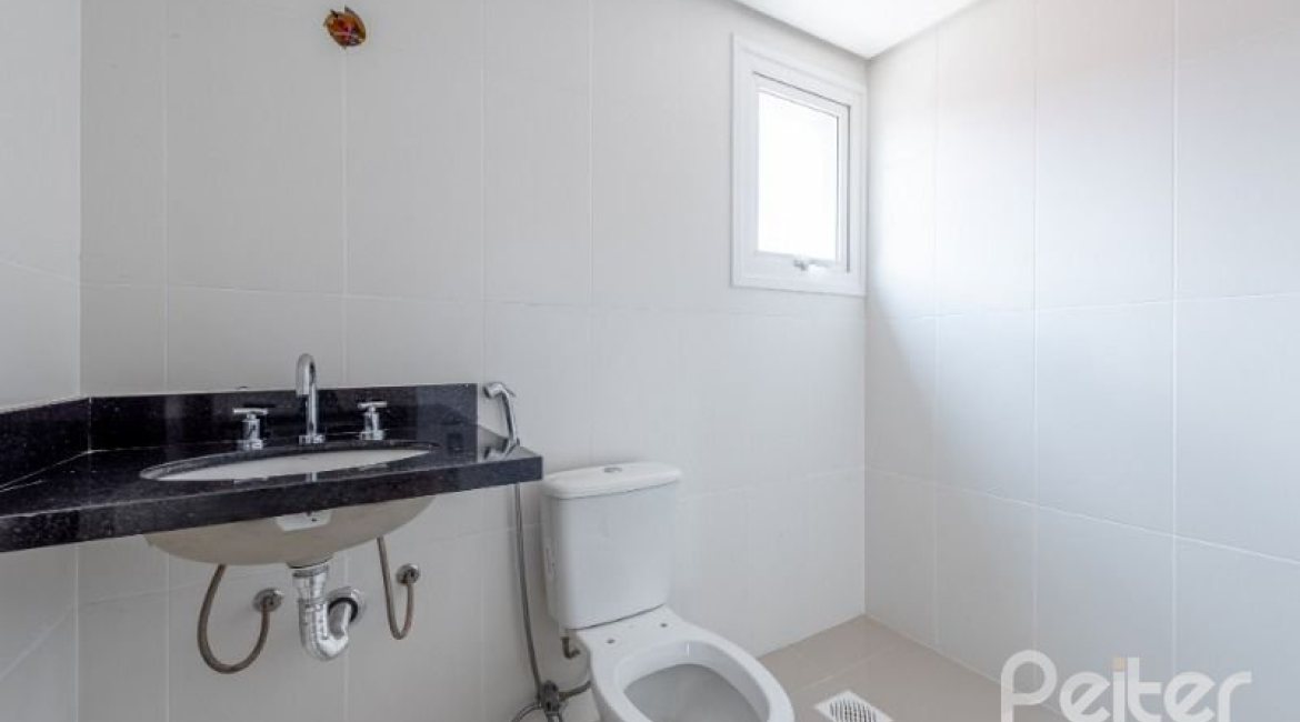 Casa em Condomínio à venda com 233m², 3 dormitórios, 1 suíte, 3 vagas, no bairro Vila Assunção em Porto Alegre