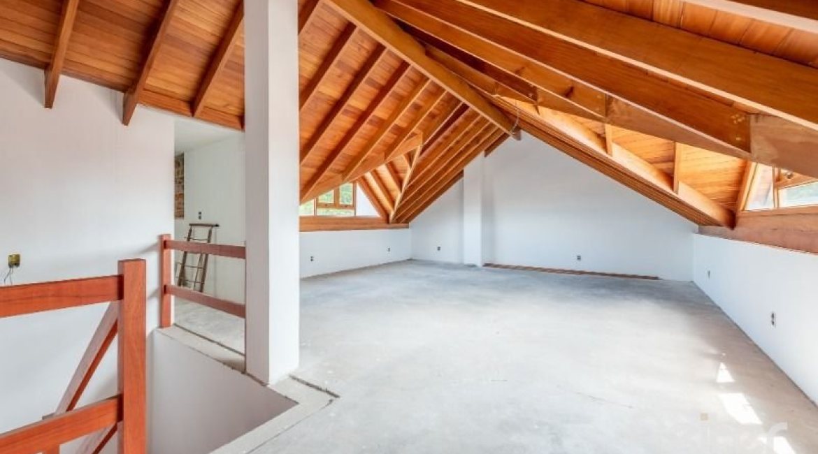 Casa em Condomínio à venda com 233m², 3 dormitórios, 1 suíte, 3 vagas, no bairro Vila Assunção em Porto Alegre