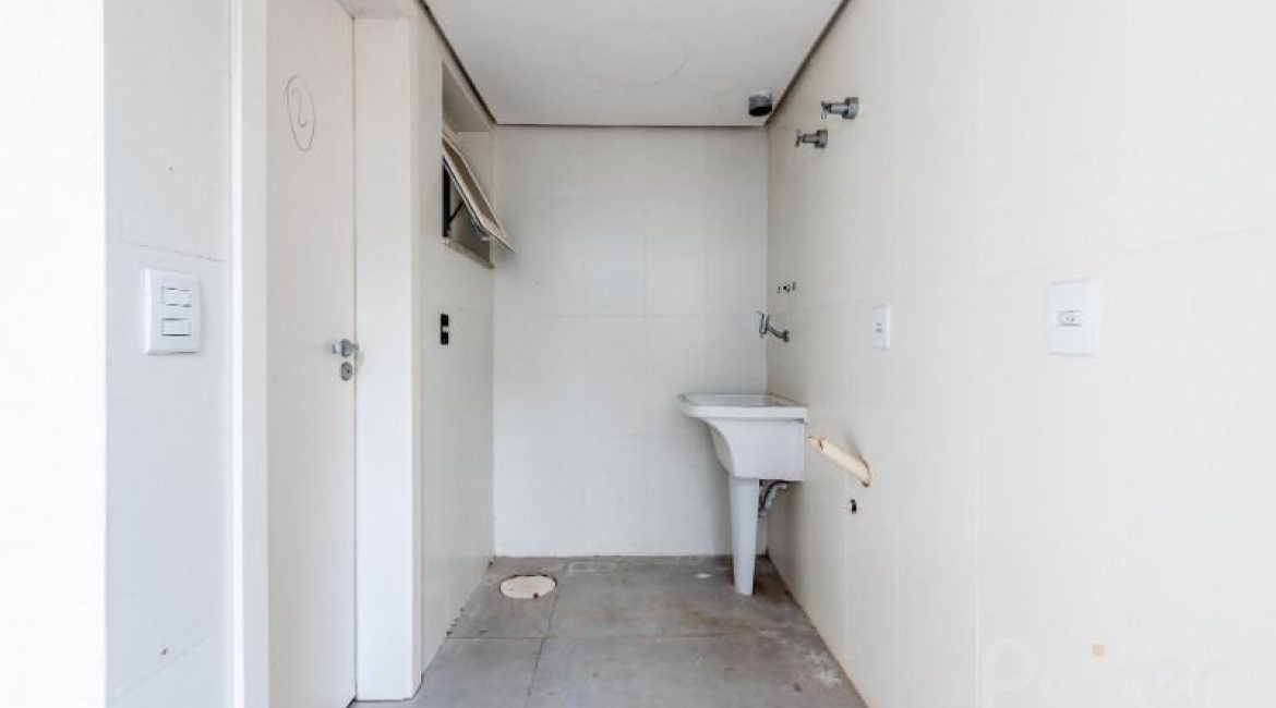 Casa em Condomínio à venda com 233m², 3 dormitórios, 1 suíte, 3 vagas, no bairro Vila Assunção em Porto Alegre