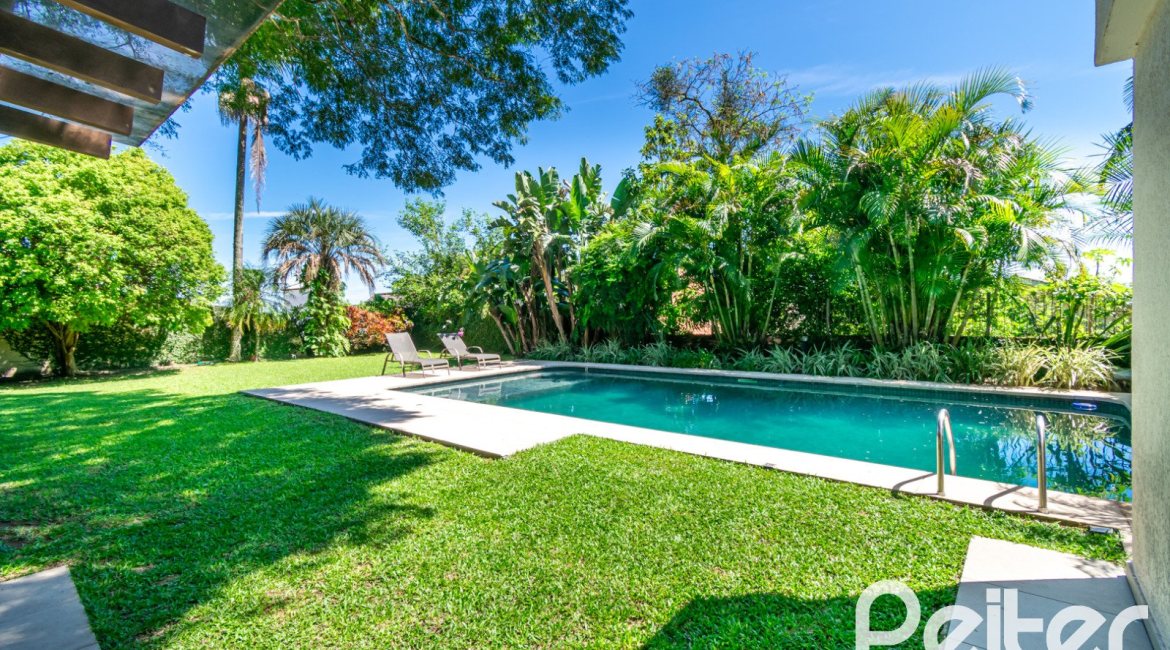 Casa à venda com 984m², 4 dormitórios, 4 suítes, 3 vagas, no bairro Vila Assunção em Porto Alegre