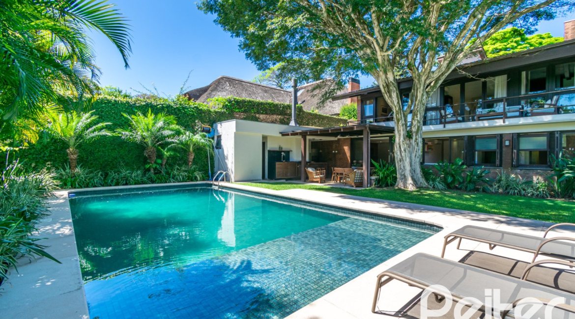 Casa à venda com 984m², 4 dormitórios, 4 suítes, 3 vagas, no bairro Vila Assunção em Porto Alegre