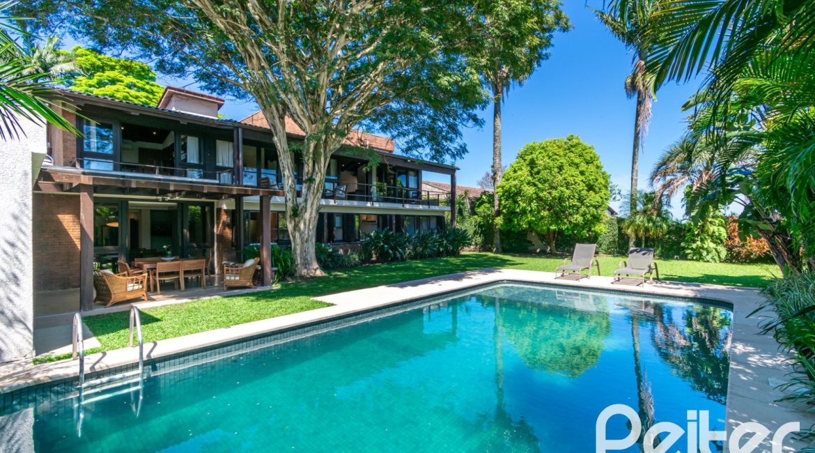 Casa à venda com 984m², 4 dormitórios, 4 suítes, 3 vagas, no bairro Vila Assunção em Porto Alegre