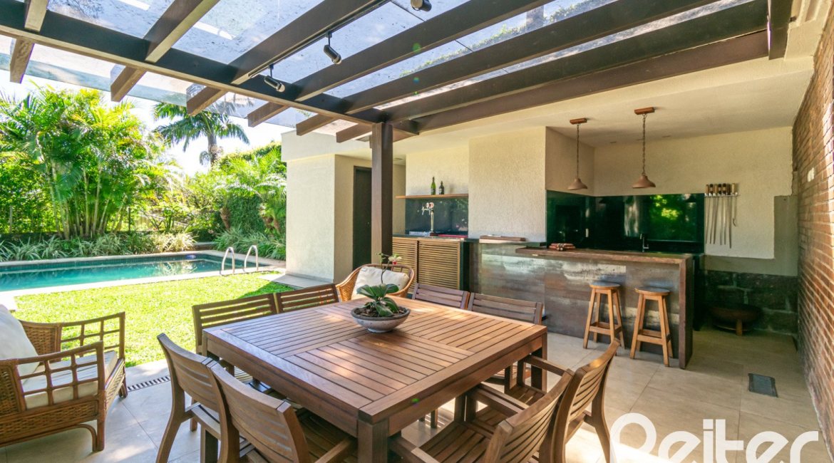 Casa à venda com 984m², 4 dormitórios, 4 suítes, 3 vagas, no bairro Vila Assunção em Porto Alegre