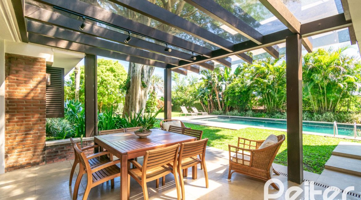 Casa à venda com 984m², 4 dormitórios, 4 suítes, 3 vagas, no bairro Vila Assunção em Porto Alegre