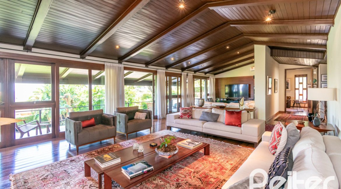 Casa à venda com 984m², 4 dormitórios, 4 suítes, 3 vagas, no bairro Vila Assunção em Porto Alegre