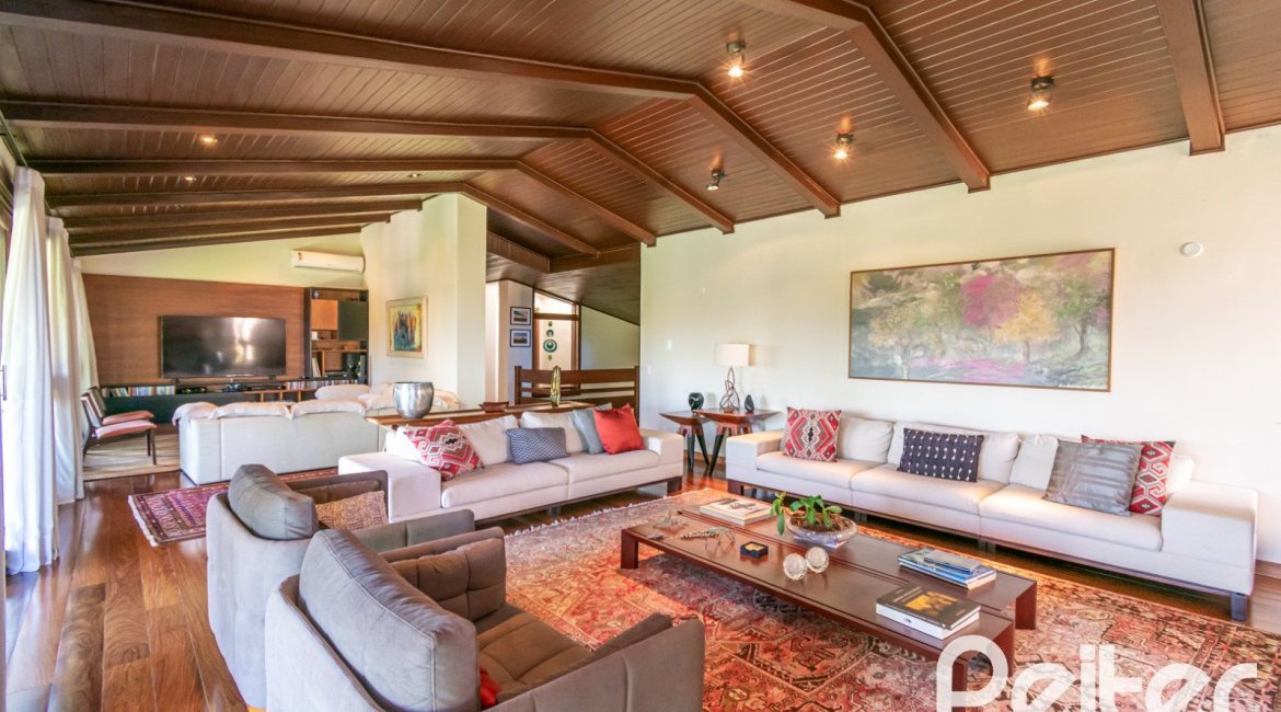 Casa à venda com 984m², 4 dormitórios, 4 suítes, 3 vagas, no bairro Vila Assunção em Porto Alegre