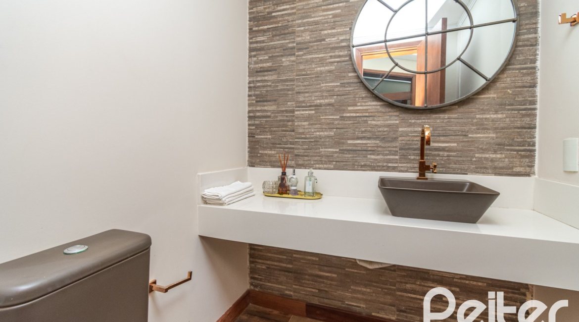 Casa à venda com 984m², 4 dormitórios, 4 suítes, 3 vagas, no bairro Vila Assunção em Porto Alegre