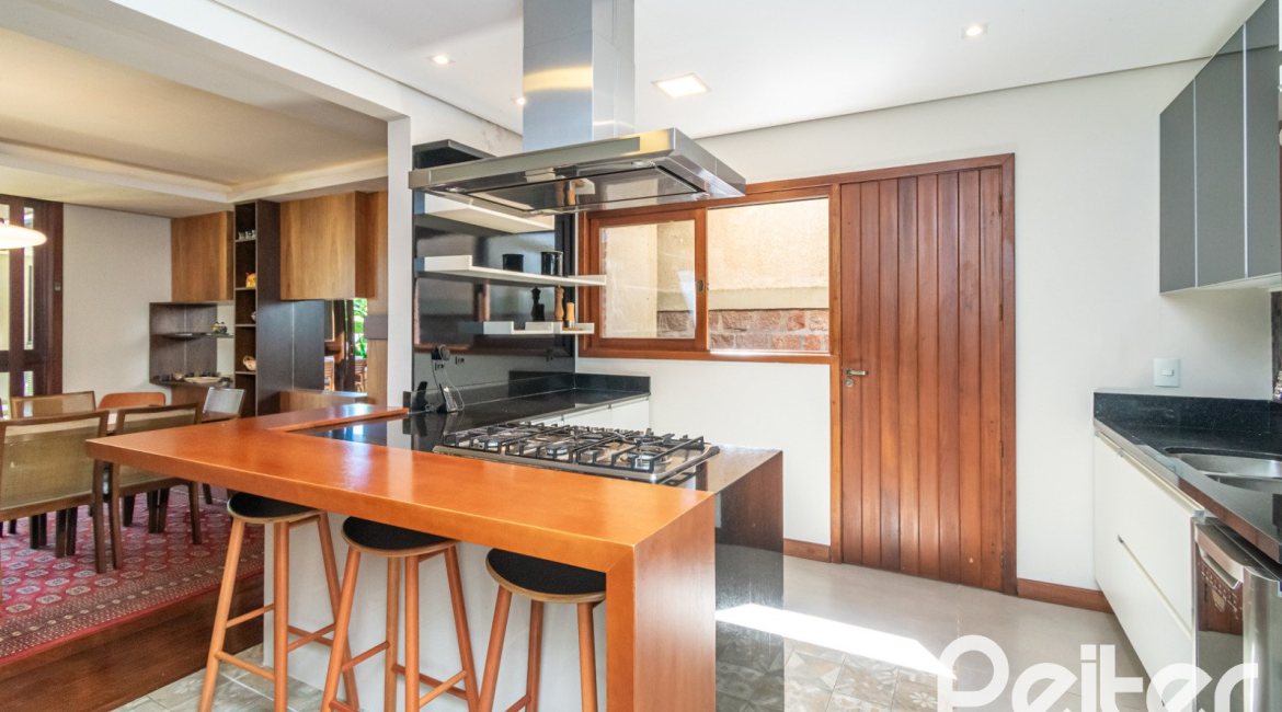 Casa à venda com 984m², 4 dormitórios, 4 suítes, 3 vagas, no bairro Vila Assunção em Porto Alegre