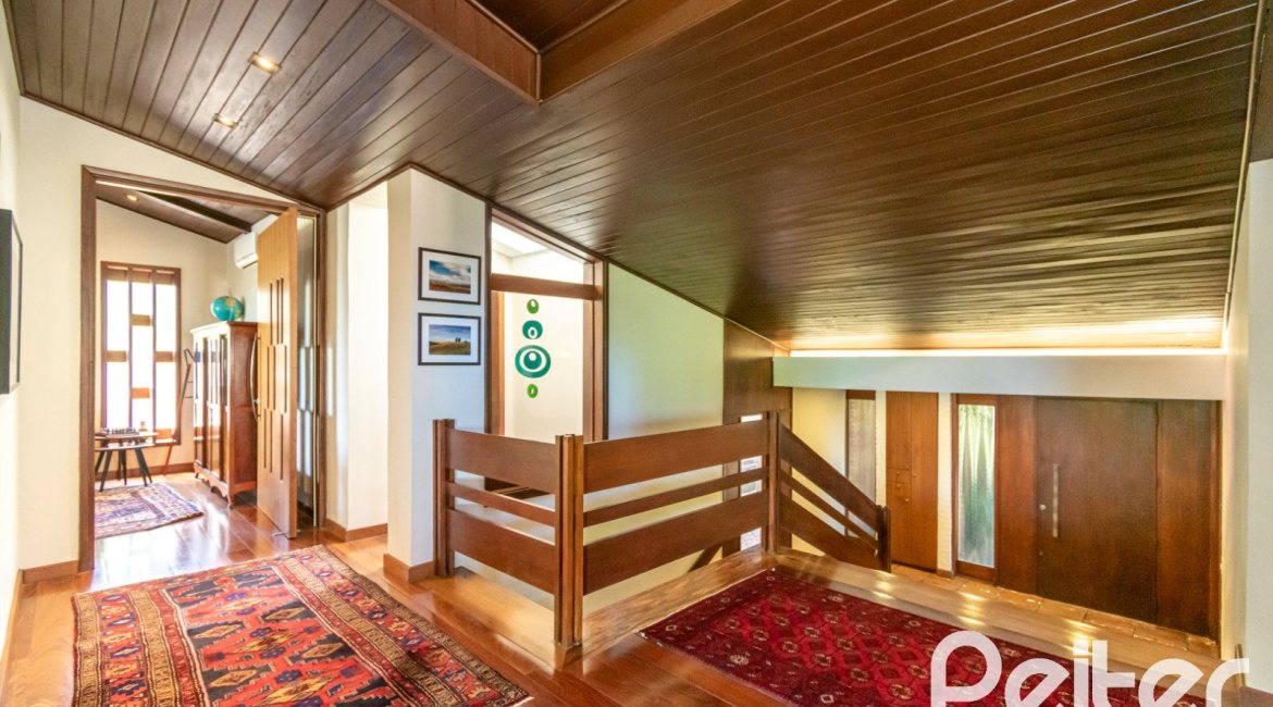 Casa à venda com 984m², 4 dormitórios, 4 suítes, 3 vagas, no bairro Vila Assunção em Porto Alegre