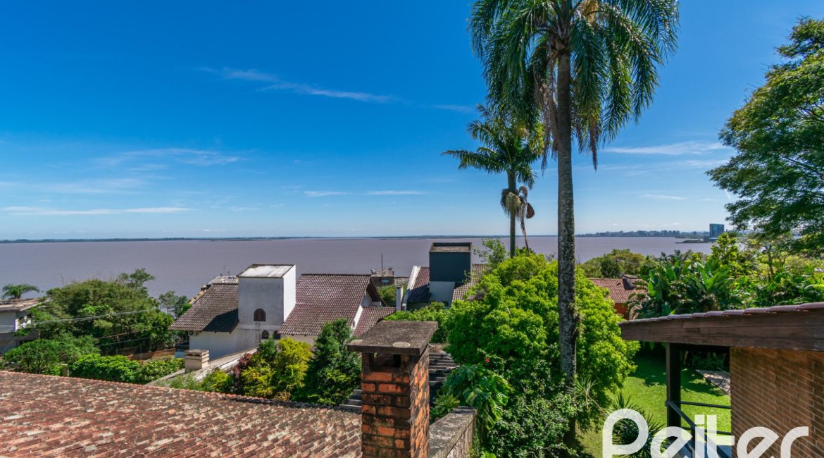 Casa à venda com 984m², 4 dormitórios, 4 suítes, 3 vagas, no bairro Vila Assunção em Porto Alegre