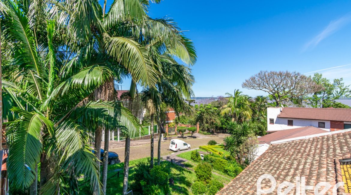 Casa à venda com 984m², 4 dormitórios, 4 suítes, 3 vagas, no bairro Vila Assunção em Porto Alegre
