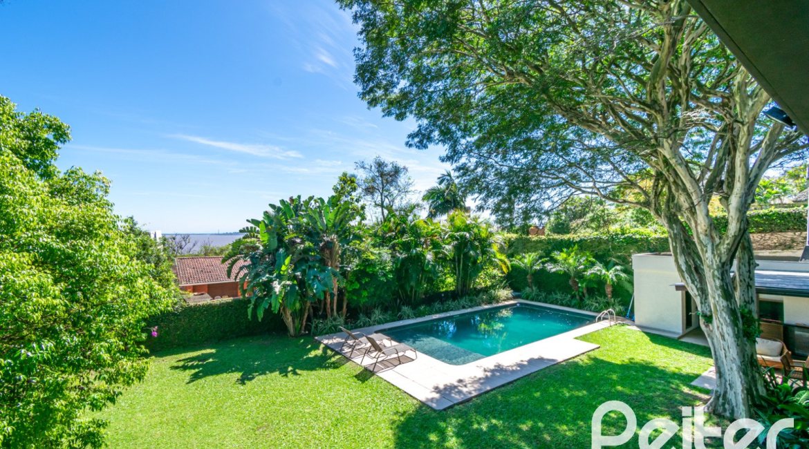 Casa à venda com 984m², 4 dormitórios, 4 suítes, 3 vagas, no bairro Vila Assunção em Porto Alegre