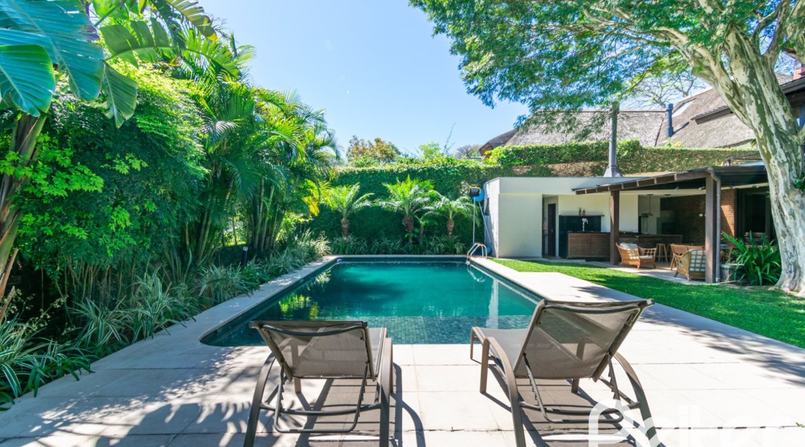 Casa à venda com 984m², 4 dormitórios, 4 suítes, 3 vagas, no bairro Vila Assunção em Porto Alegre