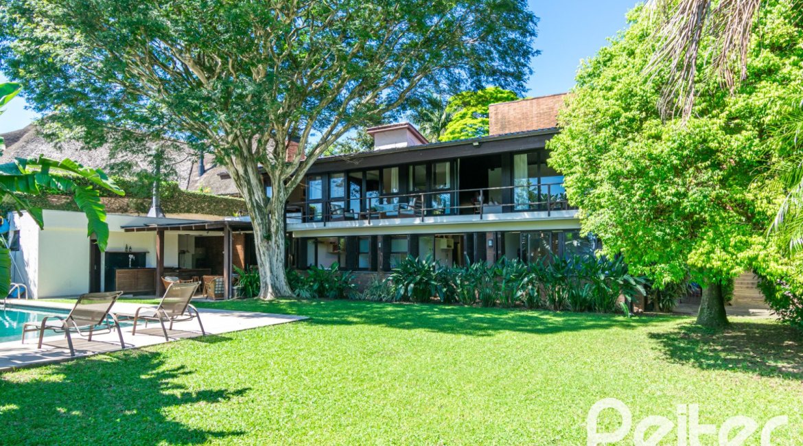 Casa à venda com 984m², 4 dormitórios, 4 suítes, 3 vagas, no bairro Vila Assunção em Porto Alegre