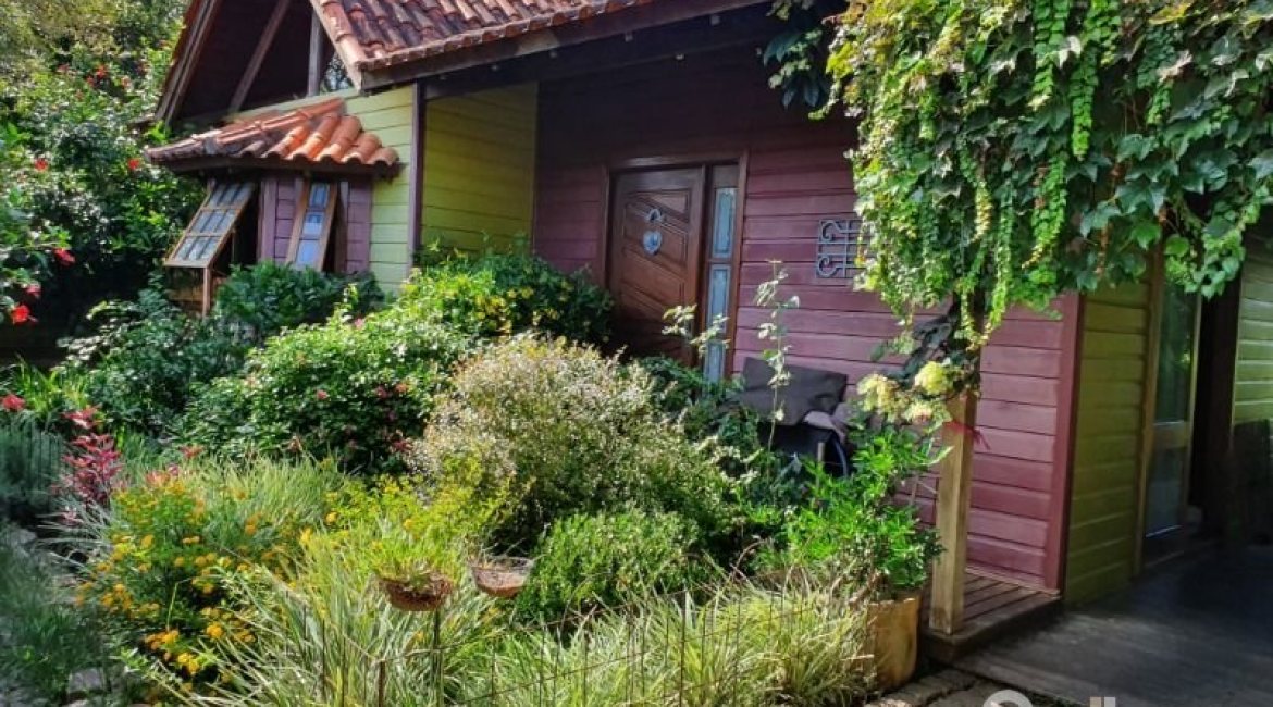 Casa à venda com 150m², 3 dormitórios, 1 suíte, 4 vagas, no bairro Guarujá em Porto Alegre