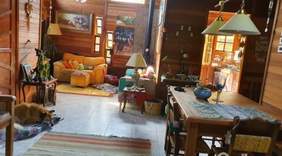 Casa à venda com 150m², 3 dormitórios, 1 suíte, 4 vagas, no bairro Guarujá em Porto Alegre