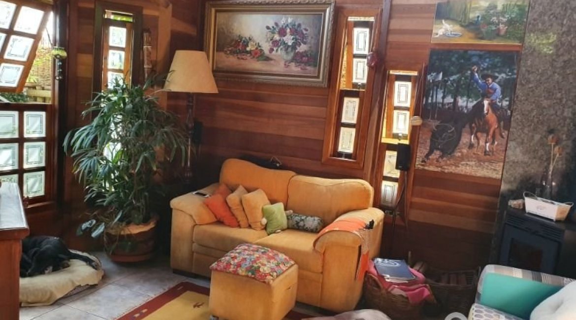 Casa à venda com 150m², 3 dormitórios, 1 suíte, 4 vagas, no bairro Guarujá em Porto Alegre