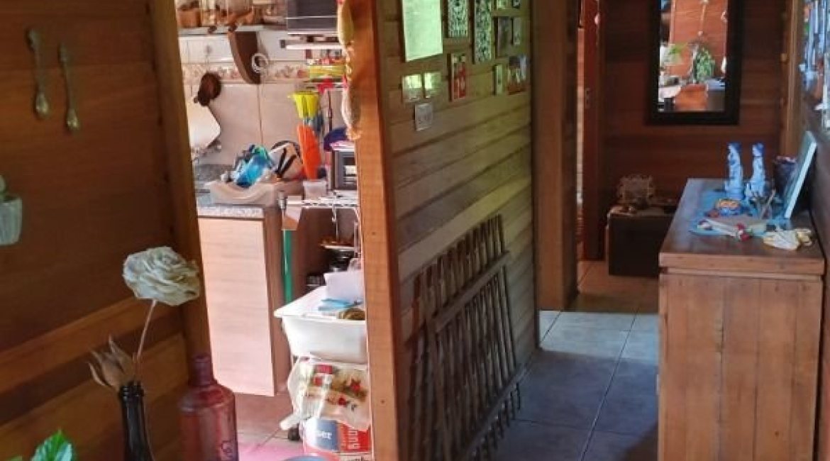 Casa à venda com 150m², 3 dormitórios, 1 suíte, 4 vagas, no bairro Guarujá em Porto Alegre